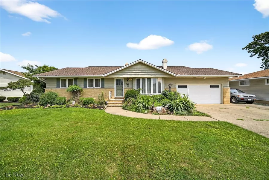 100 E Decker DR, Seven Hills, OH 44131