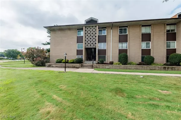 Parma Heights, OH 44130,10427 N Church DR #123