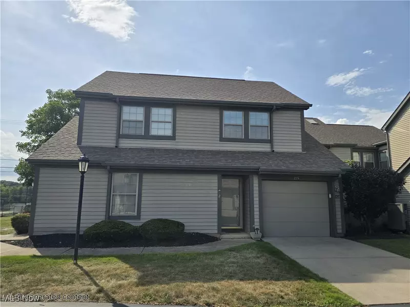 223 N Bayshore DR, Columbiana, OH 44408