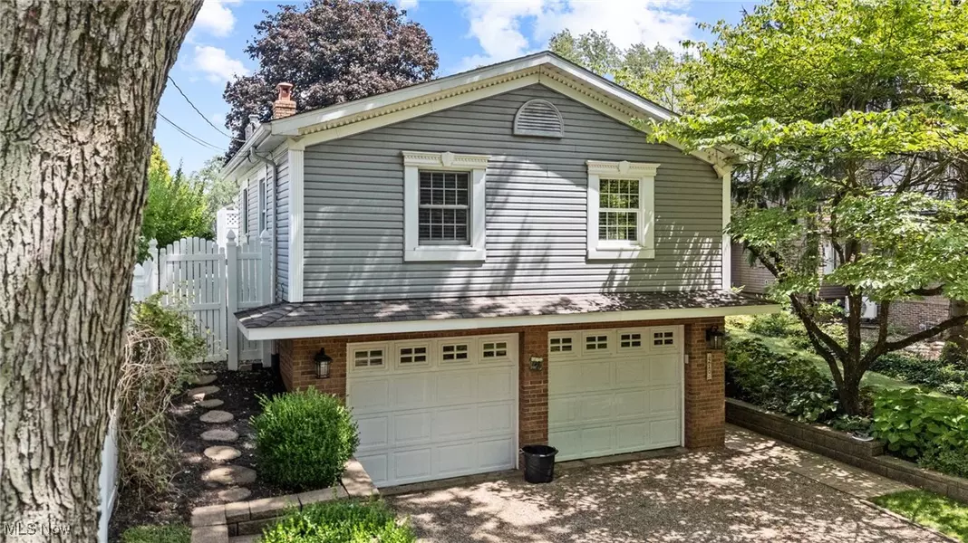 210 Sycamore DR NW, North Canton, OH 44720