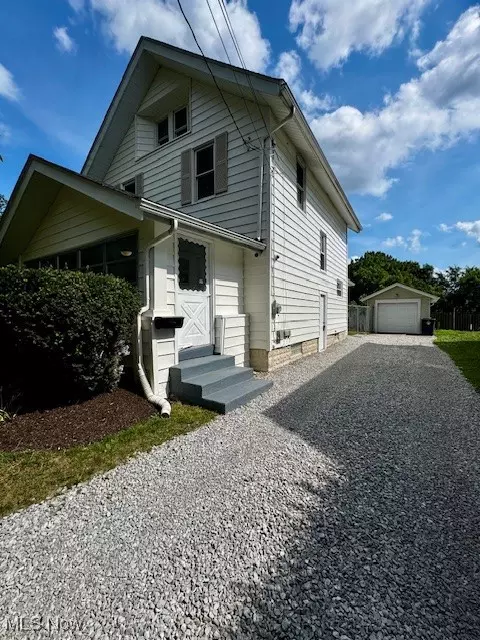 Akron, OH 44314,1160 Carey AVE