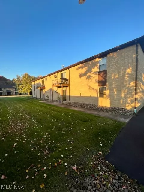 271 Folsom ST #6, Champion, OH 44483