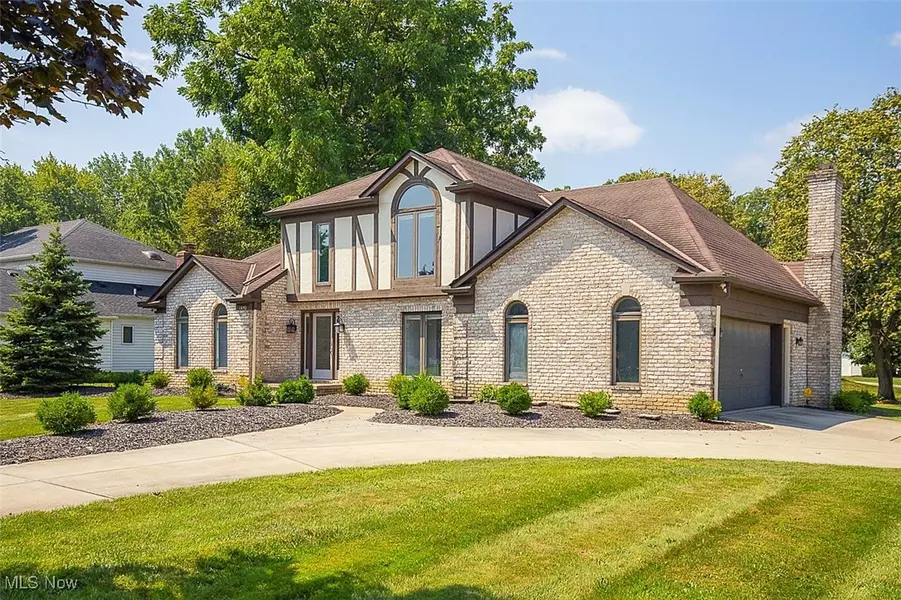 1840 Hunters Point LN, Westlake, OH 44145