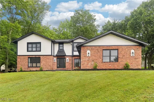 8520 Oakwood LN, North Royalton, OH 44133