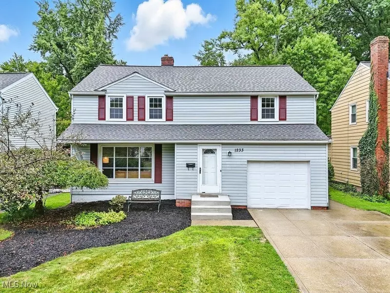 1233 Brainard RD, Lyndhurst, OH 44124