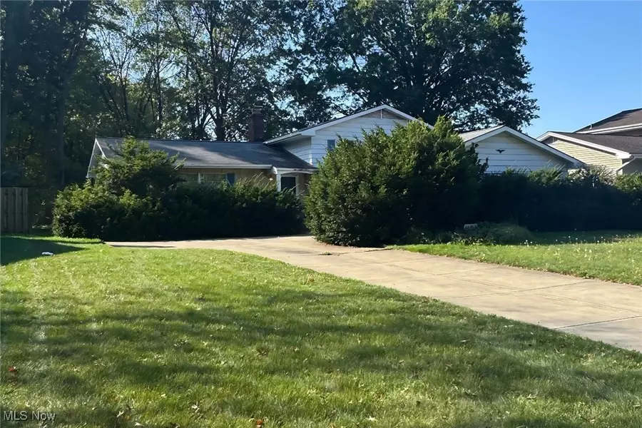 26725 Sweetbriar DR, North Olmsted, OH 44070