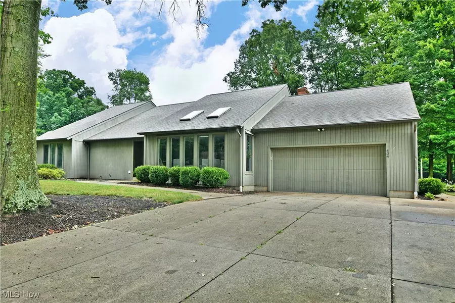 404 Cherry Hill LN, Cortland, OH 44410