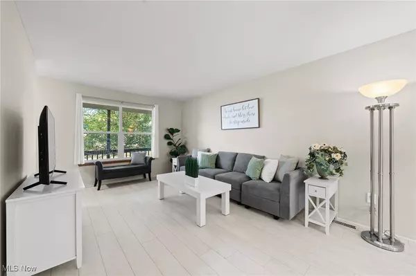 Akron, OH 44313,607 Treeside DR