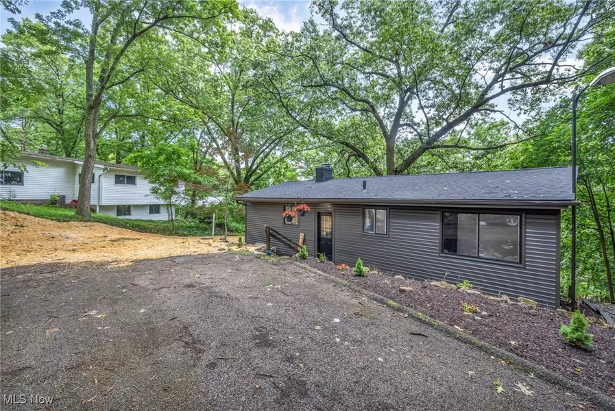 2070 6th ST SW, Akron, OH 44314