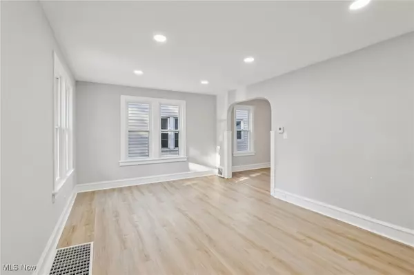 Lakewood, OH 44107,2219 Waterbury RD