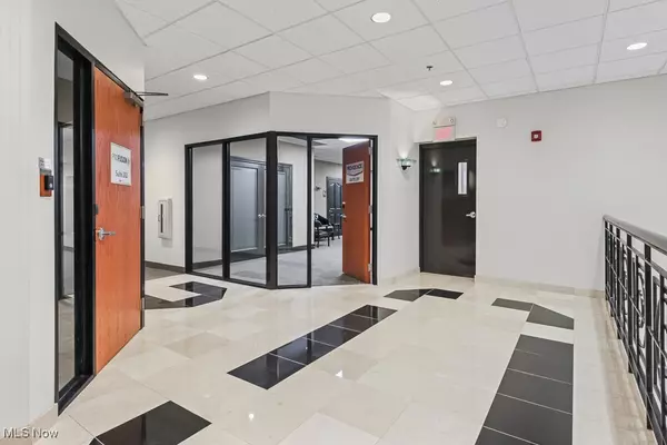 Fairlawn, OH 44333,822 Kumho DR #201