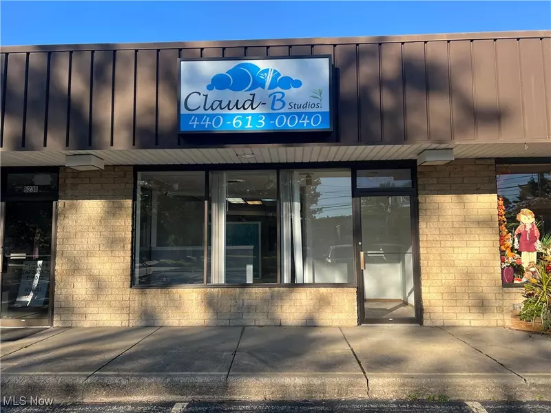 6230 Stumph RD, Parma Heights, OH 44130