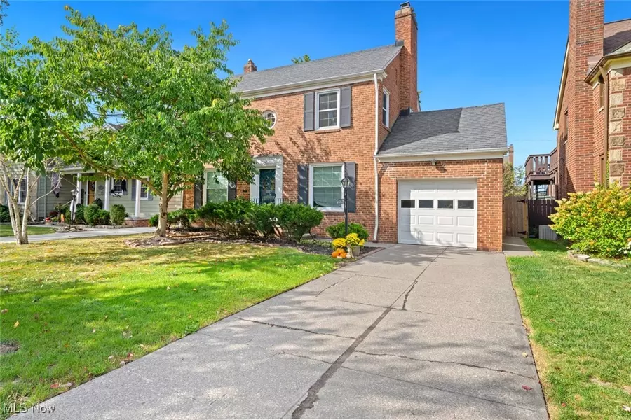 1532 Parkwood RD, Lakewood, OH 44107
