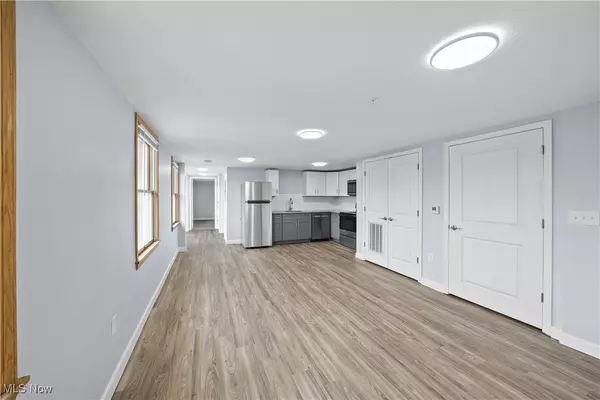 Akron, OH 44313,1735 Merriman RD #202