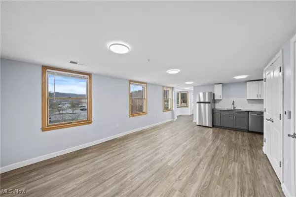 Akron, OH 44313,1735 Merriman RD #300