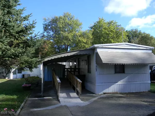 203 B DR NE, Howland, OH 44484