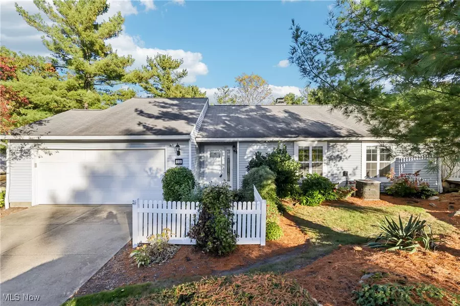 889 Lynnhaven LN, Akron, OH 44313