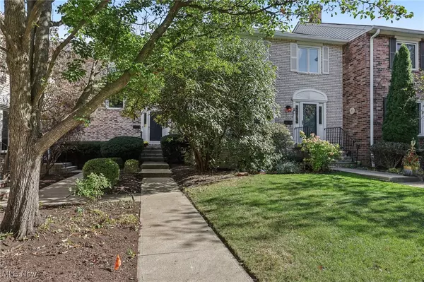 11705 Edgewater DR #27, Lakewood, OH 44107