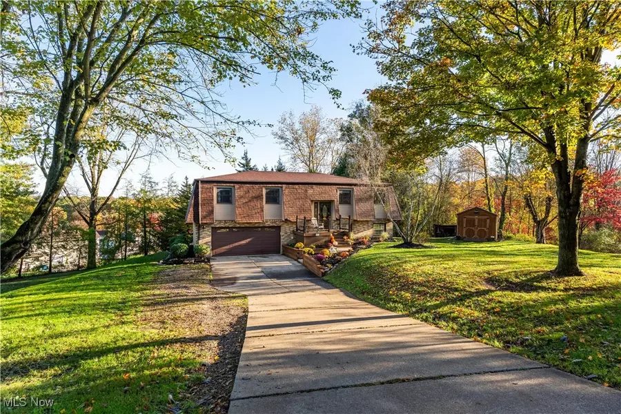 1513 Meadow SQ NE, Bolivar, OH 44612