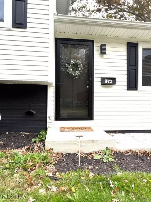 Akron, OH 44313,1054 Karen DR