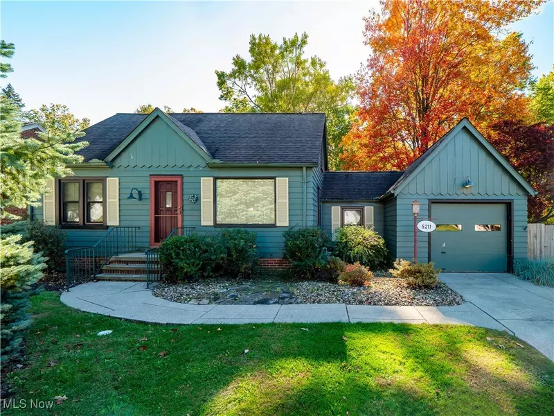 5211 W Ridgewood DR, Parma, OH 44134