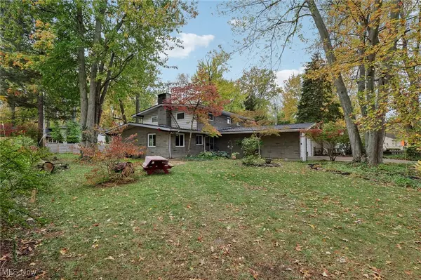 230 Glenview DR, Avon Lake, OH 44012