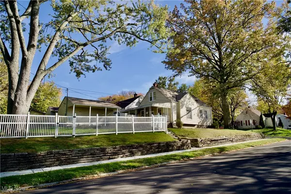 Akron, OH 44301,1595 Evergreen AVE