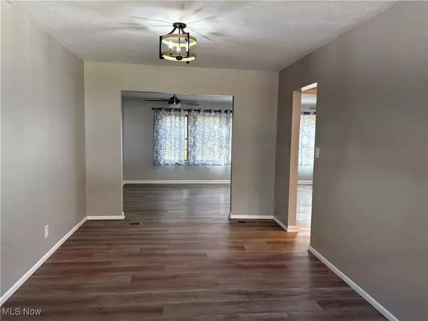 North Olmsted, OH 44070,3492 Dawn DR