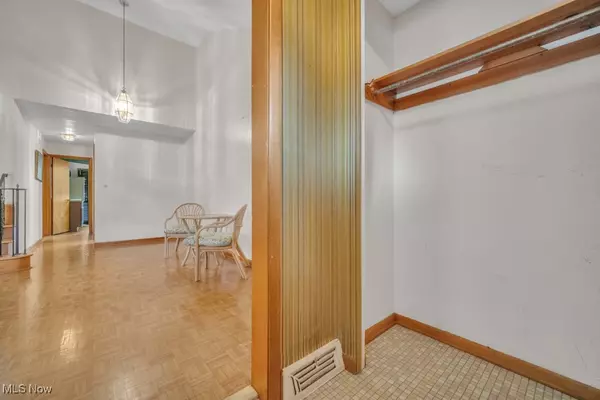 North Olmsted, OH 44070,25305 Country Club BLVD #10