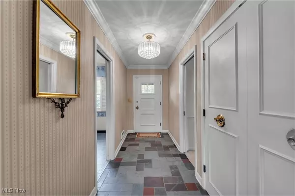 Akron, OH 44313,565 Fairhill DR