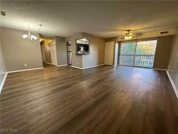 Olmsted Twp, OH 44138,27083 Oakwood CIR #216X