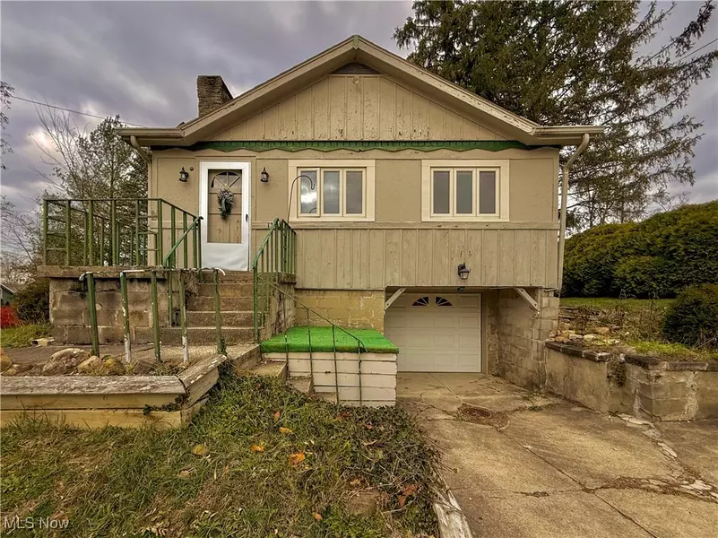 130 Clovercliff DR, Chippewa Lake, OH 44215