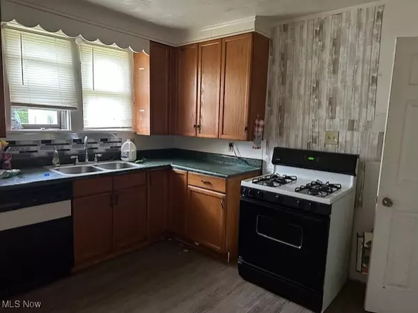 Youngstown, OH 44502,734 Cambridge AVE