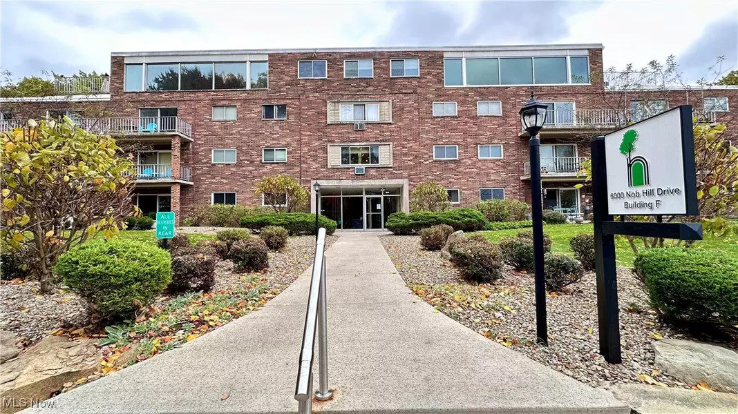 6000 Nob Hill DR, Chagrin Falls, OH 44022