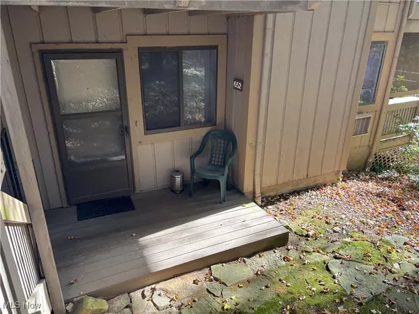 Cuyahoga Falls, OH 44223,652 Meredith LN