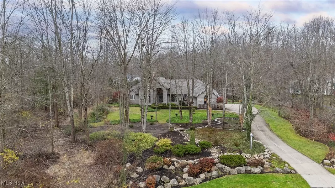 8652 Chase DR, Chagrin Falls, OH 44023