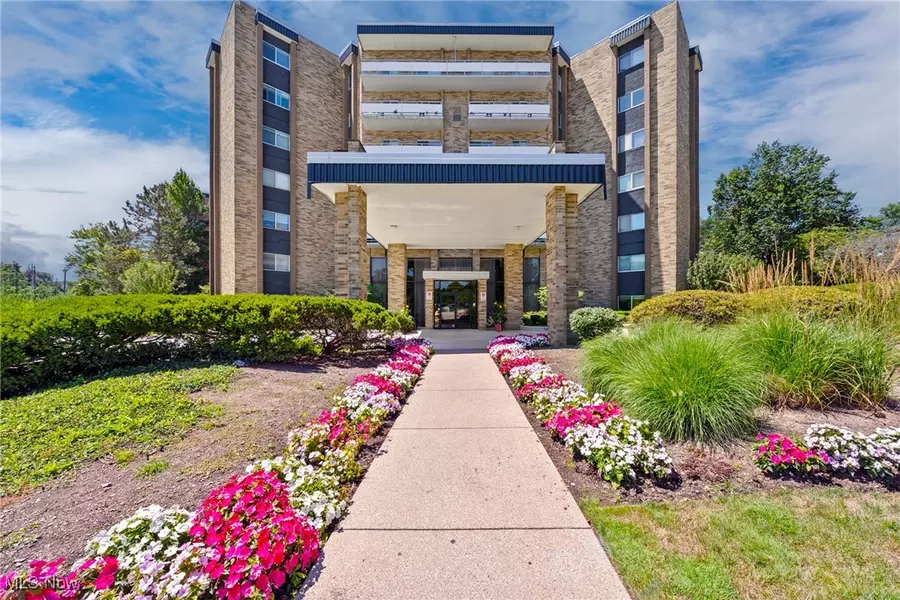 2202 Acacia Park DR #2208, Lyndhurst, OH 44124