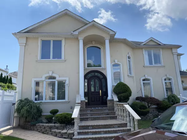 15 Covington CIR, Staten Island, NY 10312