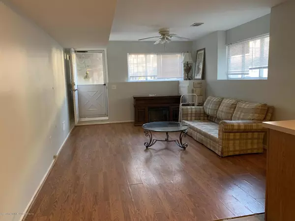 66 Pheasant LN, Staten Island, NY 10309