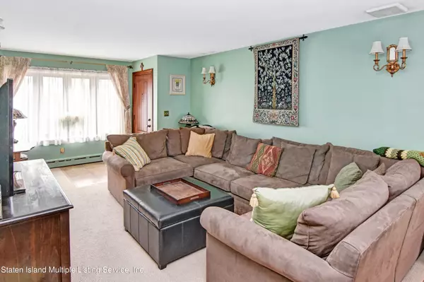 Staten Island, NY 10306,260 Combs AVE