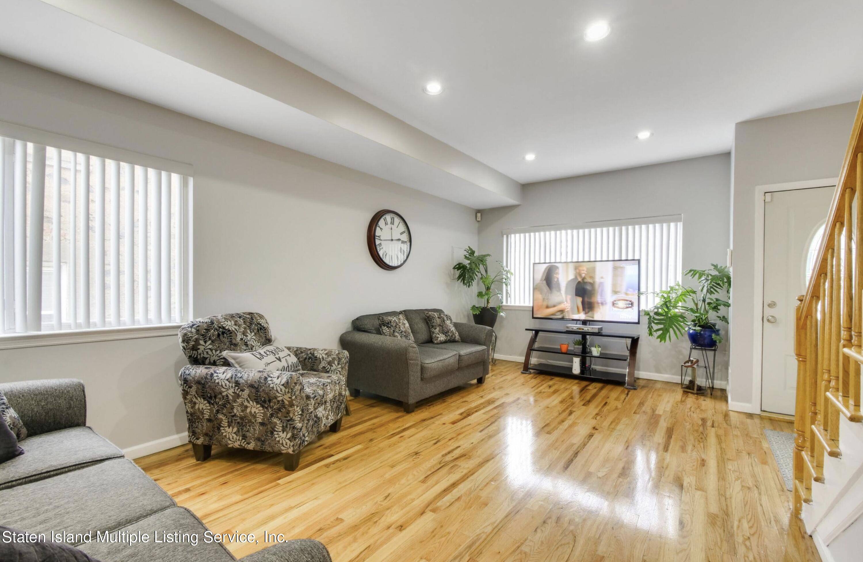 Staten Island, NY 10302,49 Van Riper ST