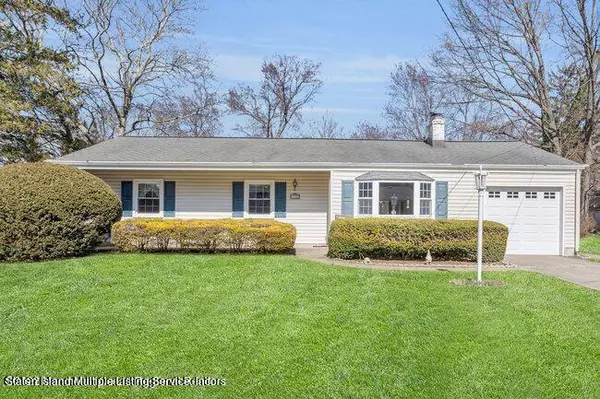 18 Cherry Tree LN, Middletown, NJ 07748