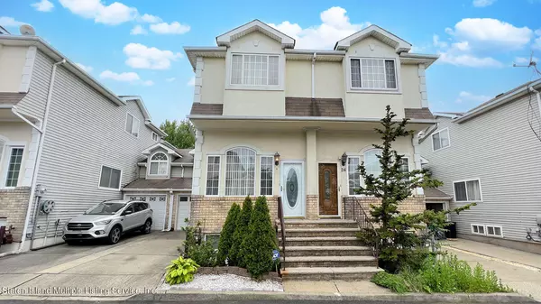 28 Crabtree LN, Staten Island, NY 10309