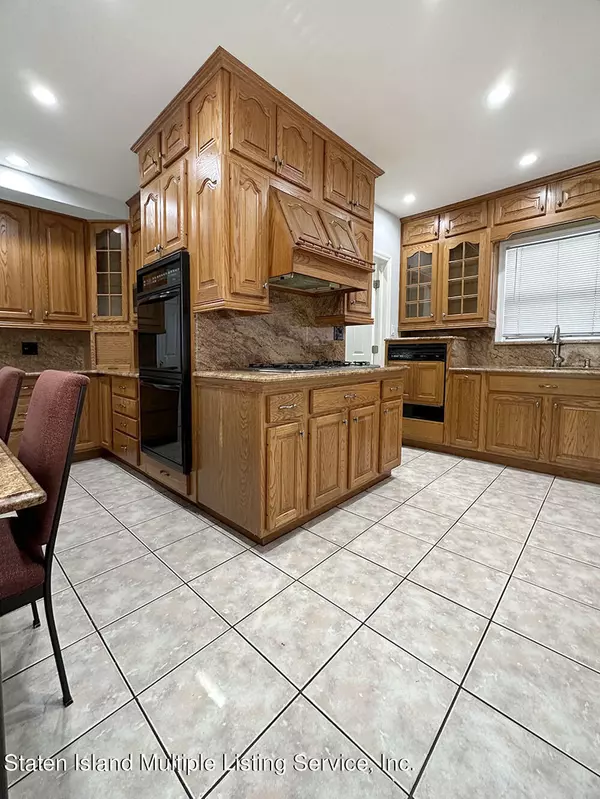 Staten Island, NY 10302,21 Clark PL