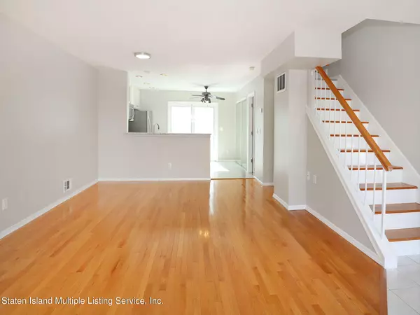 Staten Island, NY 10309,18 Iris CT