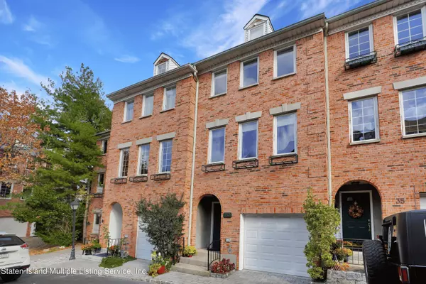 33 Lexington LN, Staten Island, NY 10308