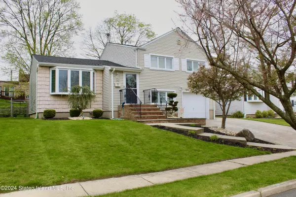 32 Campbell DR, Sayreville, NJ 08859