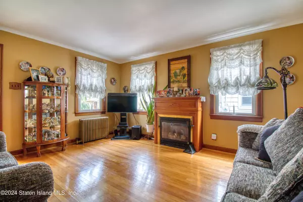 Staten Island, NY 10306,238 Burbank AVE