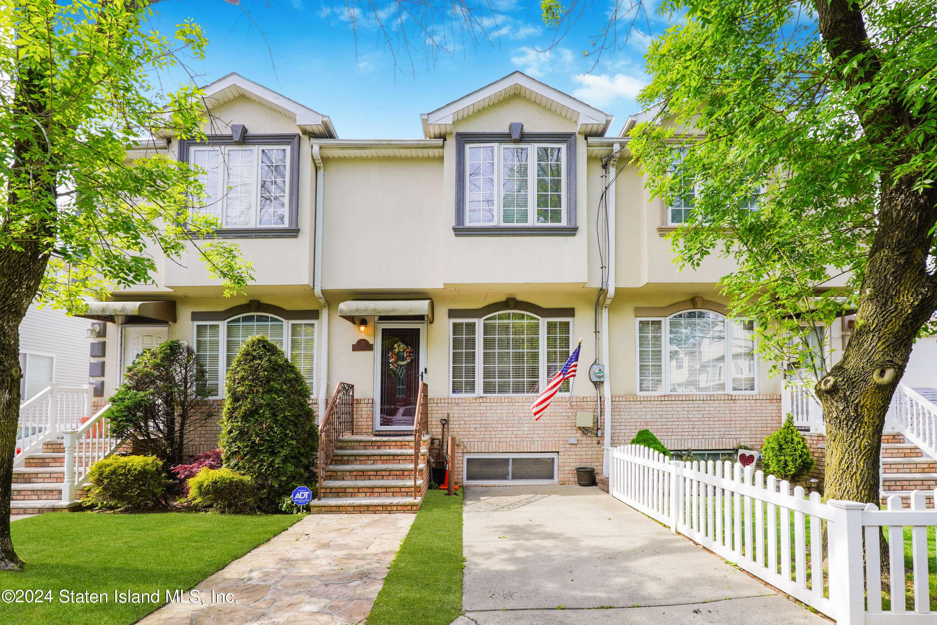 Staten Island, NY 10309,15 Crabtree AVE