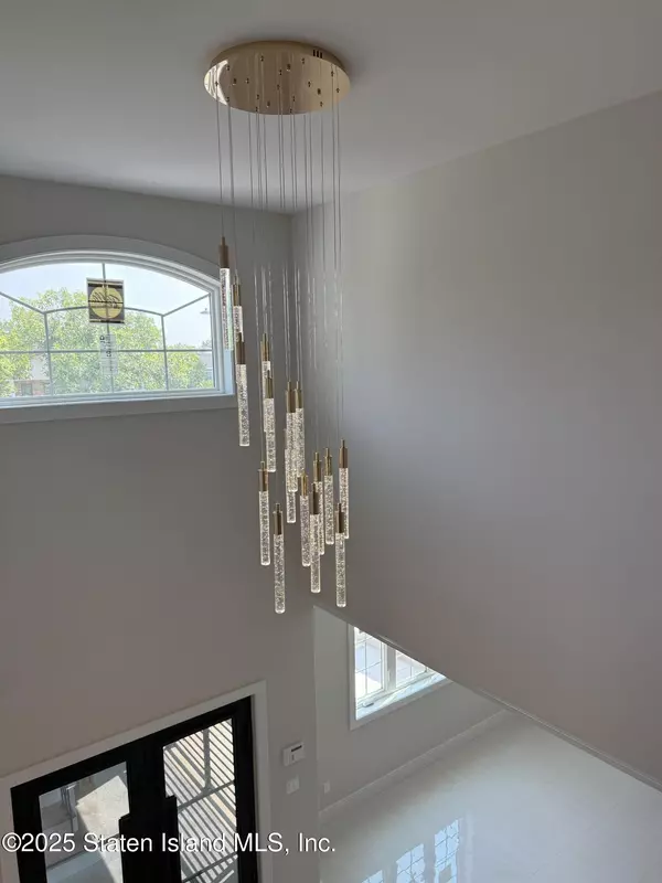 Staten Island, NY 10309,1051 Edgegrove AVE